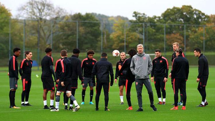 Arsene Wenger memimpin skuat Arsenal menjalani sesi latihan sebelum pertandingan. Copyright: PA