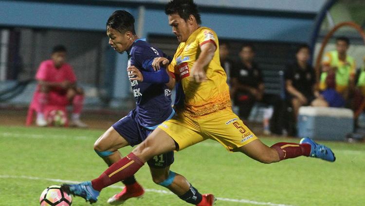 Bek Sriwijaya Bobby Satria mengawal pergerakan Dendi Santoso dari Arema FC. Copyright: Antara