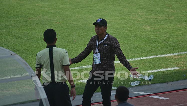 Joko Susilo memprotes sejumlah putusan wasit yang terliha berat sebelah. Copyright: Indosport/Muhammad Effendi