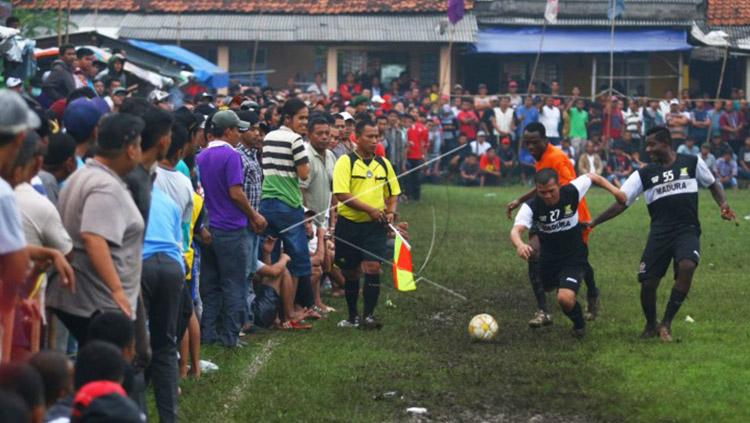 Sepakbola tarkam tak lepas dari unsur mistis. Copyright: Antara