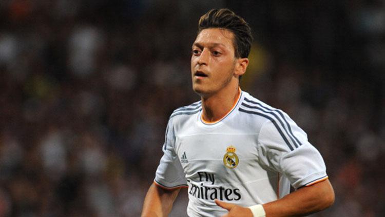 Gelandang andalan Arsenal, Mesut Ozil, diketahui sempat memperkuat Real Madrid selama 3 musim sebelum bergabung dengan The Gunners. - INDOSPORT