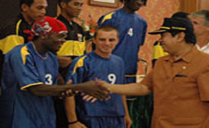 Ndetou Blaise saat diperkenalkan sebagai pemain Mitra Kukar pada tahun 2006. Copyright: mitrakukar.com