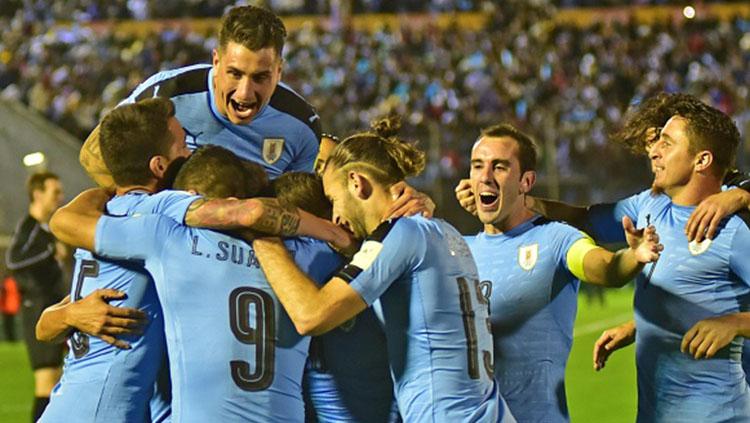Para pemain Timnas Uruguay berselebrasi usai dipastikan lolos ke Piala Dunia 2018. Copyright: INDOSPORT