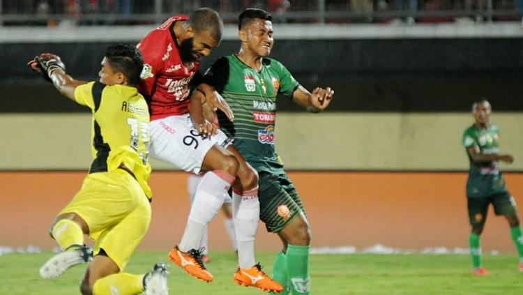 Sylvano Comvalius (merah) berhasil menerobos gawang PS TNI. Copyright: @Liga1Match