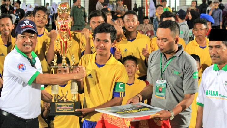 Anggota DPR RI, Agus Djogja menyerahkan Trophy Gubernur ke Tim Juara PP. Nurul Iman FC Sorogenen-Bantul. Copyright: Twitter Liga Santri Nusantara