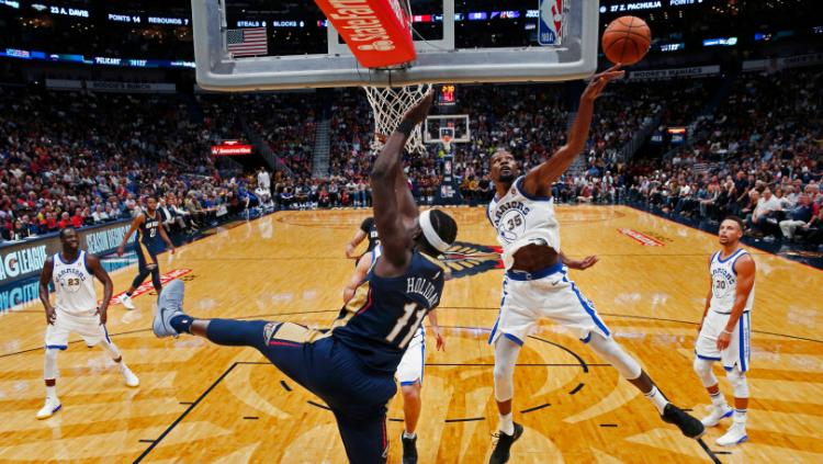 Golden State Warriors vs New Orleans Pelican. Copyright: AP Photo/Gerald Herbert