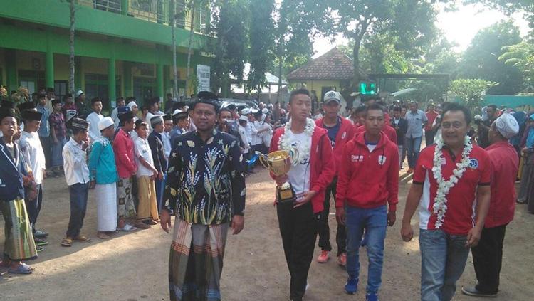 Penyambutan meriah Nuris FC Juara Liga Santri Nusantara 2015 di turnamen Malindo Cup di Malaysia. Copyright: Twitter Liga Santri Nusantara