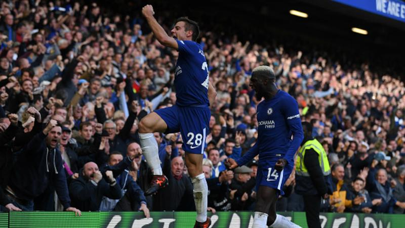 Azpilicueta%20merayakan%20golnya%20atas%20Watford%20ke%20tribun%20penonton.