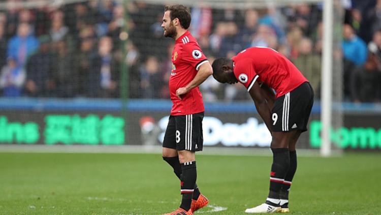 Juan Mata dan Romelu Lukaku tertunduk lesu timnya kalah dari Huddersfield Town. Copyright: INDOSPORT