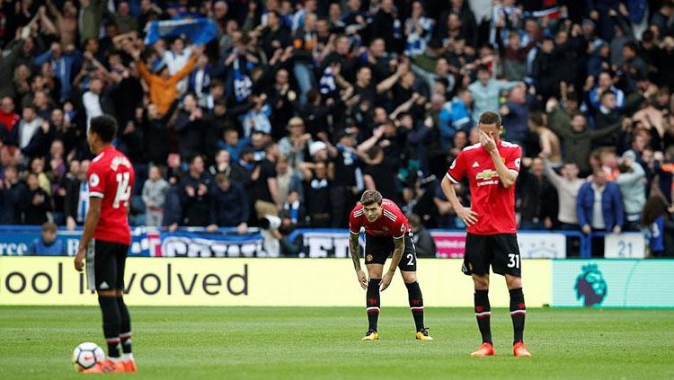 Para pemain Man United terlihat menyesal usai kebobolan gol kedua. Copyright: Daily Mail