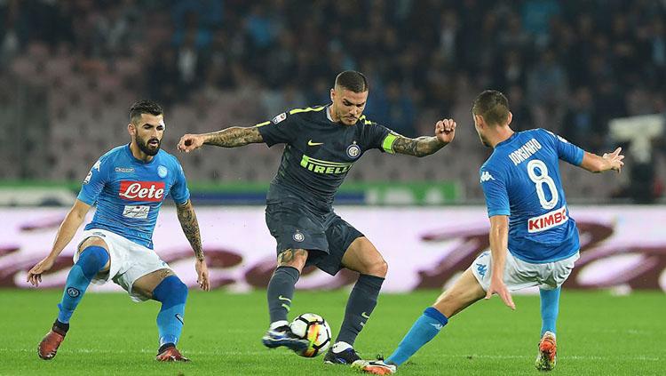 Aksi Mauro Icardi mempertahankan bola dari rebutan pemain Napoli. Copyright: Getty Images