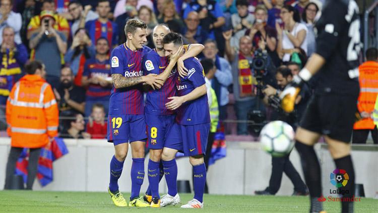Andres Iniesta merayakan gol ke gawang Malaga bersama Lionel Messi. Copyright: La Liga