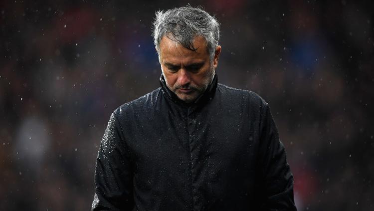 Jose Mourinho tertunduk lesu. Copyright: Getty Images