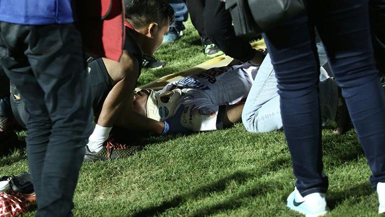 Ricky Nova, pemain Bali United U-19 sedang mendapat perawatan medis. Copyright: Twitter/@BaliUtd