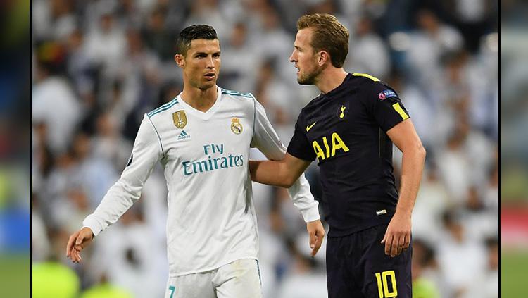 Striker Tottenham Hotspur, Harry Kane (kanan) meminta jersey dari pemain megabintang Real Madrid, Cristiano Ronaldo. Copyright: INDOSPORT