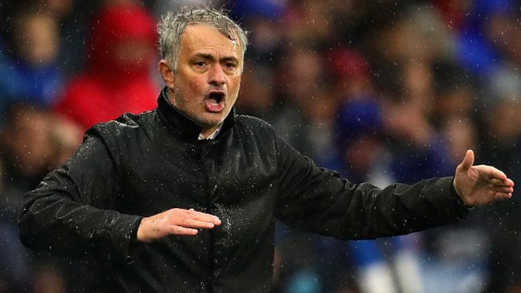 Pelatih Jose Mourinho memberikan arahan kepada anak asuhnya. Copyright: INDOSPORT