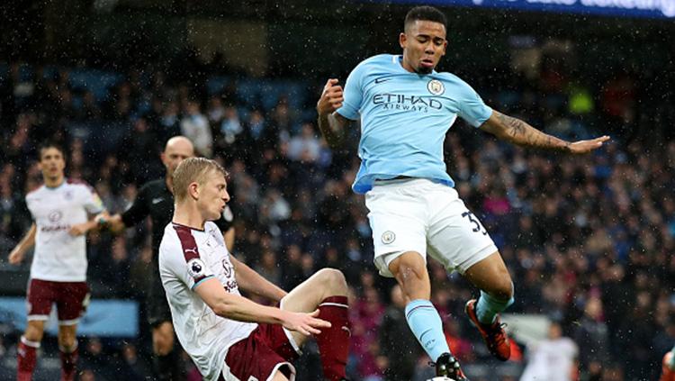 Gabriel Jesus berjibaku dengan pemain Burnley. Copyright: INDOSPORT