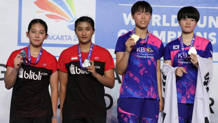 Jauza Fadhila Sugiarto/Ribka Sugiarto dan Ha Na-baek/Yu Rim-lee di podium World Junior Championships 2017. Copyright: Humas PBSI