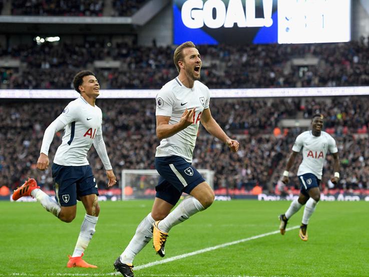 Selebrasi Harry Kane usai menjebol gawang Liverpool. Copyright: Getty Images