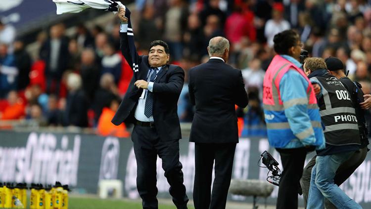 Diego Maradona saat menyaksikan laga Tottenham vs Liverpool. Copyright: Getty Images