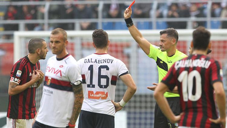 Leonardo Bonucci saat dikartu merah oleh wasit.