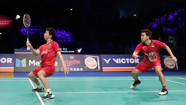 Kevin/Marcus tetap bersemangat meski kalah di partai final. Copyright: Humas PBSI