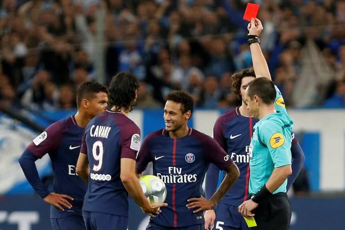 Neymar saat menerima kartu merah dari wasit. Copyright: Getty Images