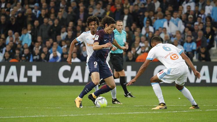 Aksi Edinson Cavani di laga Marseille vs PSG. Copyright: Twitter/@PSG_inside