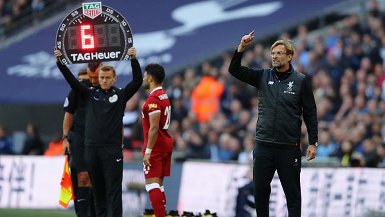 Jurgen Klopp saat hendak menggantikan Lovren dengan Chamberlain. Copyright: INDOSPORT