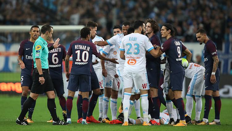 Konflik para pemain Olympique Marseille dan Paris Saint-Germain. Copyright: INDOSPORT