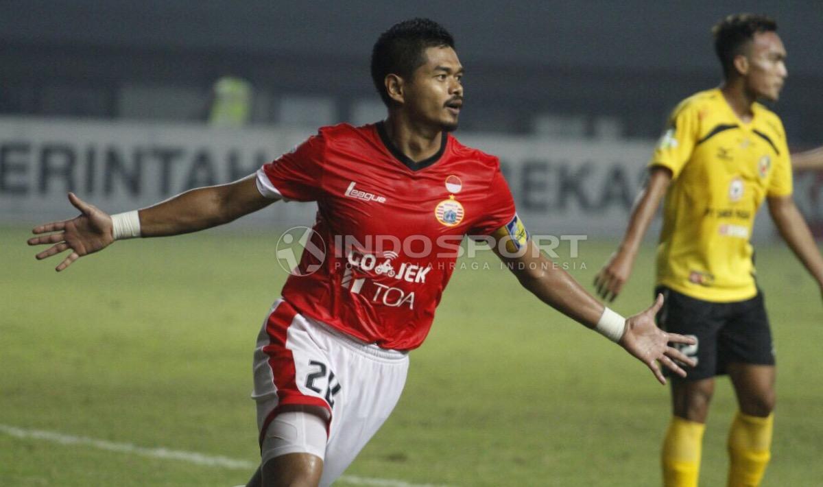 Selebrasi striker Persija, Bambang Pamungkas usai mencetak gol ke gawang Semen Padang. Herry ibrahim/INDOSPORT Copyright: Herry ibrahim/INDOSPORT