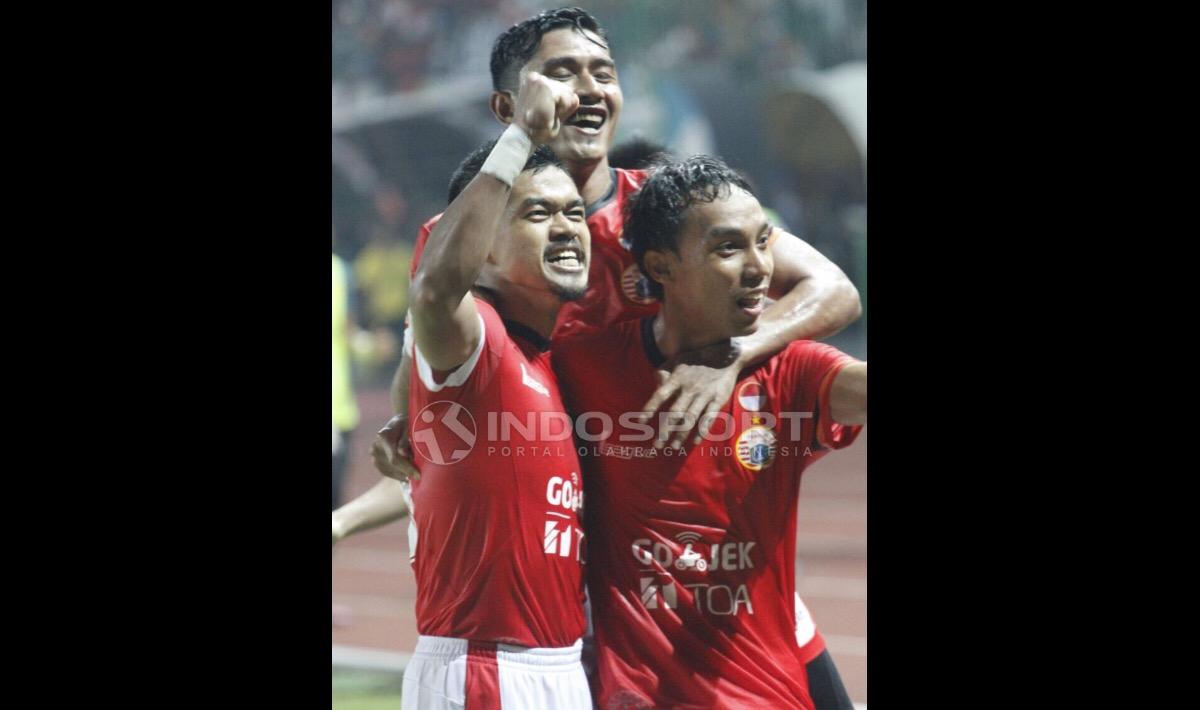 Luapan emosi kegembiraan Bambang Pamungkas dan para pemain Persija usai mencetak gol ke gawang Semen Padang. Herry ibrahim/INDOSPORT Copyright: Herry ibrahim/INDOSPORT