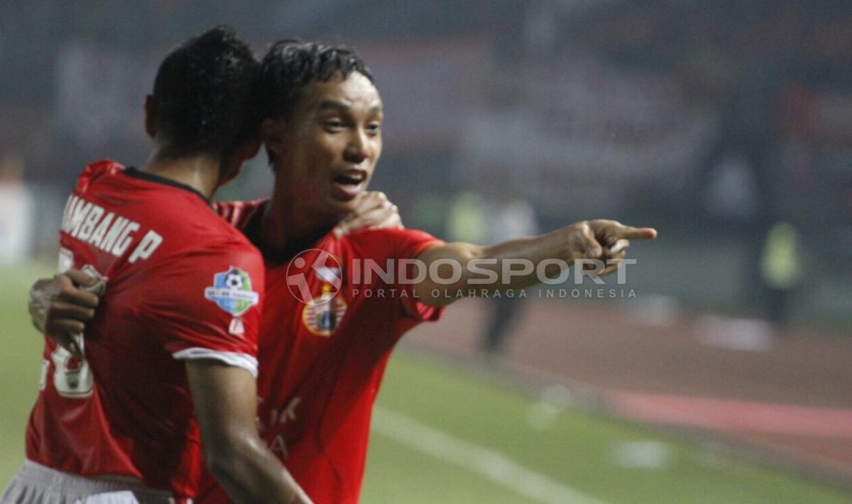 Novri Setiawan (kanan) memeluk Bambang Pamungkas atas gol pertama ke gawang Semen Padang. Herry ibrahim/INDOSPORT Copyright: Herry ibrahim/INDOSPORT