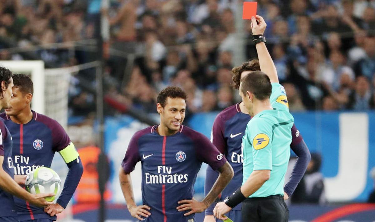 Neymar saat diganjar kartu merah oleh wasit.