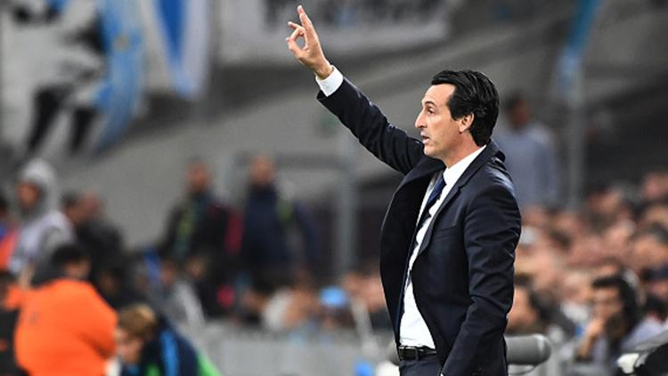 Pelatih Unai Emery memberikan arahan kepada anak asuhnya saat melawan Olympique Marseille. Copyright: INDOSPORT