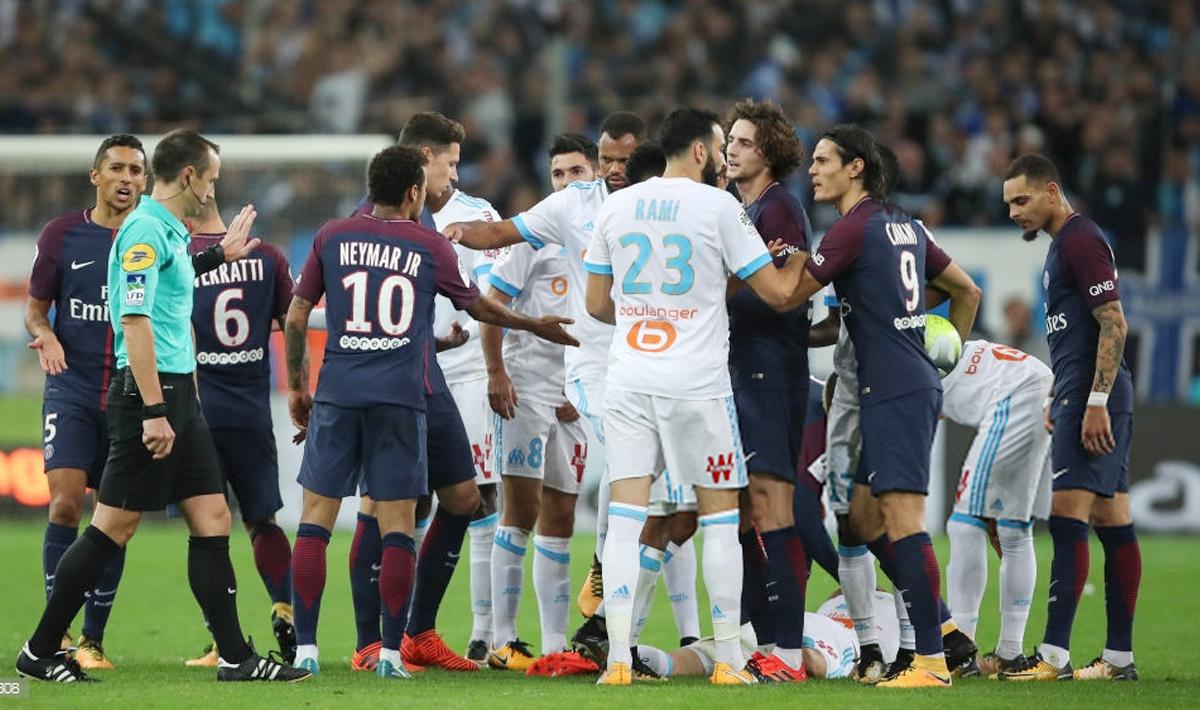 Para pemain Marseille tengah melakukan protes kepada pemain PSG.