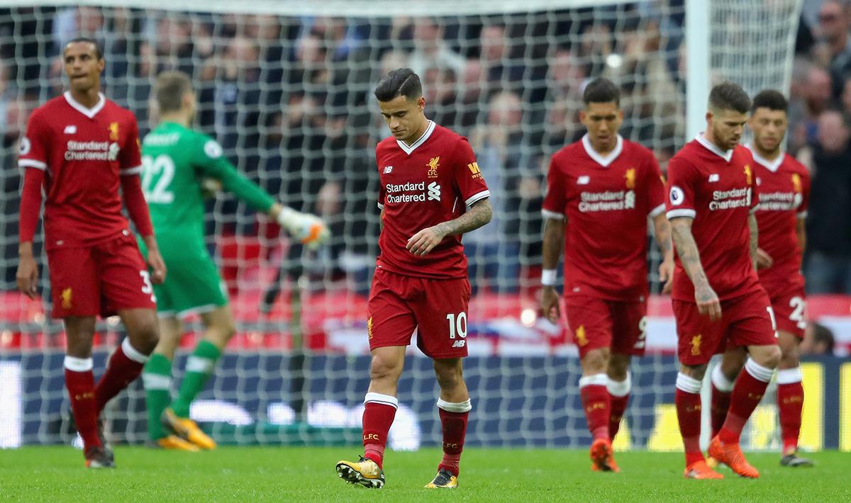 Pemain Liverpool tertunduk lesu setelah gawangnya dibobol 4 gol oleh Tottenham Hotspur.
