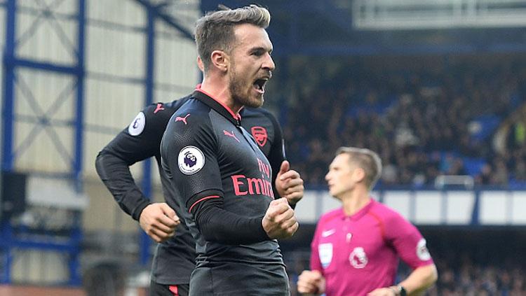 Aaron Ramsey merayakan golnya ke gawang Everton.