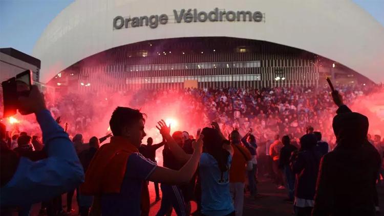 Ricuh suporter Olympique Marseille di luar Stade Velodrome. Copyright: Thesun.co.uk