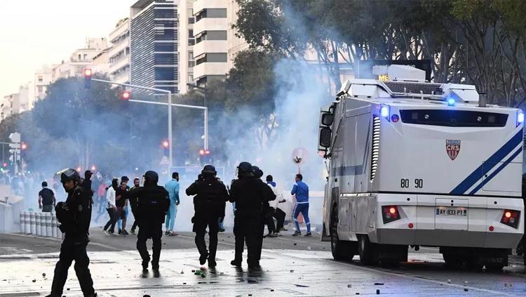 Pihak kepolisian mengeluarkan gas air mata dan meriam air untuk meredakan kericuhan di luar Stade Velodrome. Copyright: Thesun.co.uk