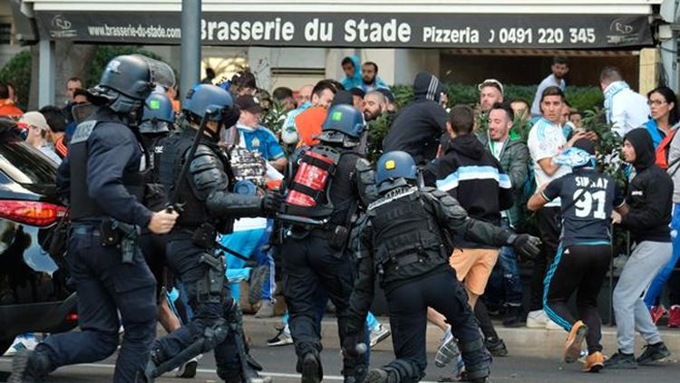 Bentrok pihak kepolisian dengan pendukung Olympique Marseille. Copyright: Mirror.co.uk