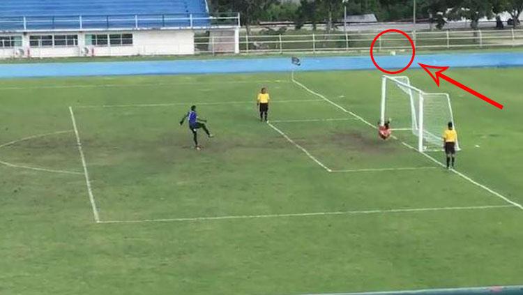 Penalti tak lazim muncul di Thailand dan menadi viral di dunia maya. - INDOSPORT