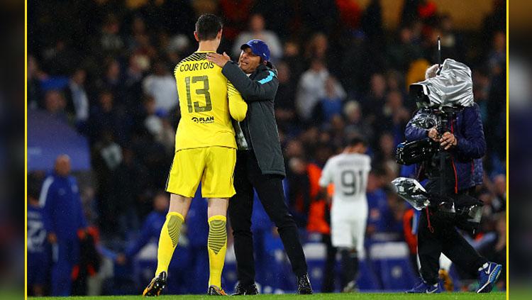 Kiper dan pelatih Chelsea, Thibaut Courtois (kiri) dan Antonio Conte Copyright: INDOSPORT