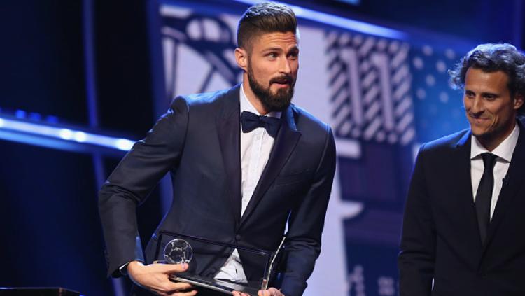 Olivier Giroud menerima Puskas Award 2017. Copyright: INDOSPORT