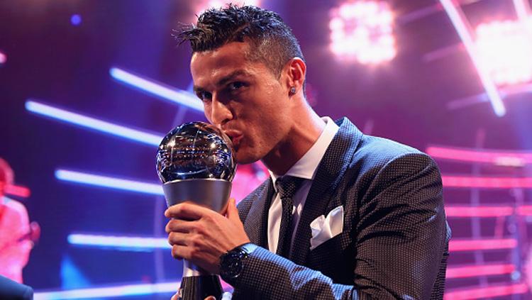 Cristiano Ronaldo, raih penghargaan FIFA Best Men Player 2017. Copyright: INDOSPORT
