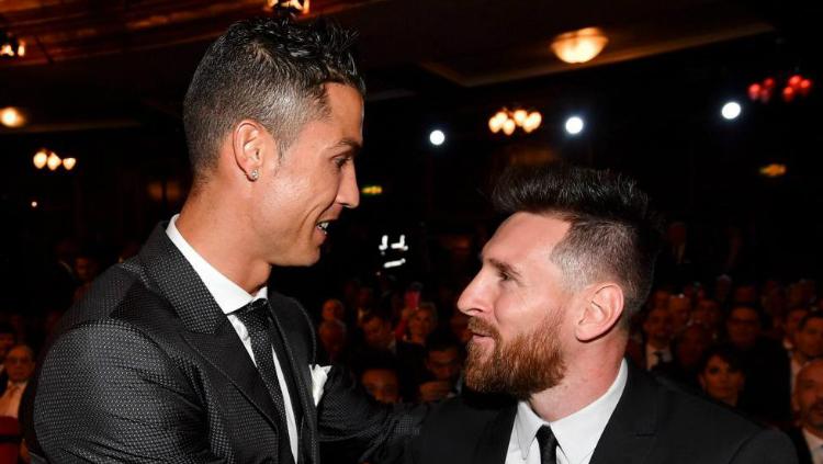 Cristiano Ronaldo dan Lionel Messi dalam acara penghargaan The Best FIFA 2017. Copyright: Twitter/Marca