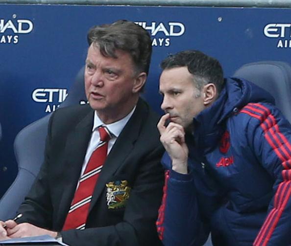 Ryan Giggs (kanan) saat menjadi asisten pelatih Man United, Louis van Gaal. Copyright: INDOSPORT