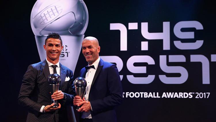 Zinedine Zidane dan Cristiano Ronaldo meraih penghargaan pelatih dan pemain terbaik FIFA 2017. Copyright: INDOSPORT