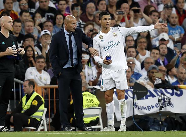 Ronaldo dan Zidane di pinggir lapangan. Copyright: INDOSPORT