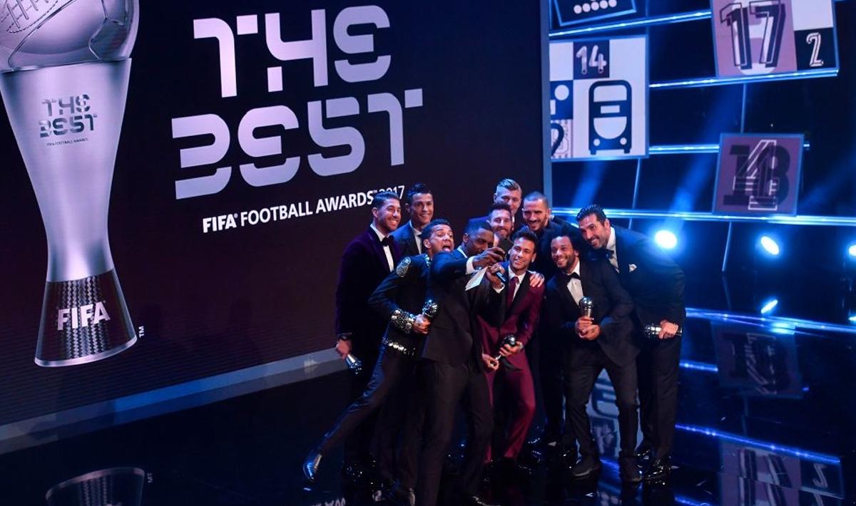 Aktor Inggris Idris Elba, melakukan berpose untuk foto selfie bersama para pemain terbaik dunia yang hadir di acara FIFA Football Award 2017.